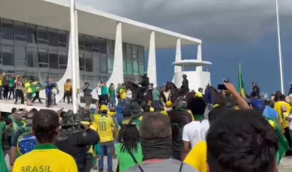 Metropoles's tweet photo. Polícia prende três pessoas durante invasões em Brasília

O governador Ibaneis Rocha determinou que todo o efetivo policial fique na rua para conter manifestantes

Leia: https://t.co/vHbHuXvAho https://t.co/eDOtZoi96d