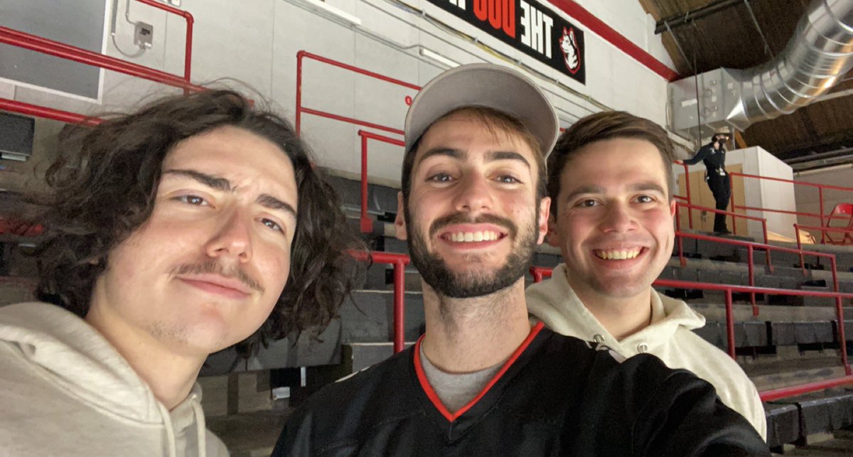 ajdarc0328's tweet photo. #HowlinHuskies https://t.co/b1W7Q3bYrI