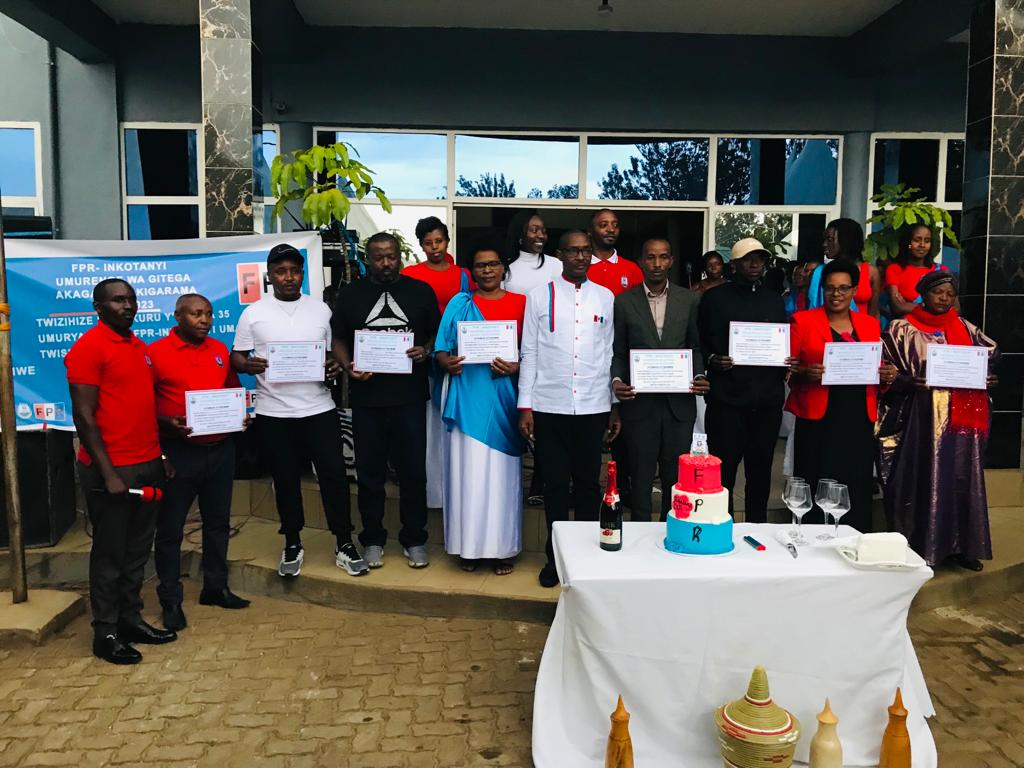 capistran_jean's tweet photo. Mu Kwizihiza Isabukuru y'Imyaka 35,FPR INKOTANYI  mu Kagari ka Kigarama @Gitega Sector Yashimiye abafatanyabikorwa ku byagezweho haremerwa Utishoboye. Bemereye @Paul Kagame kutazamutenguha https://t.co/ebOEEF51IX