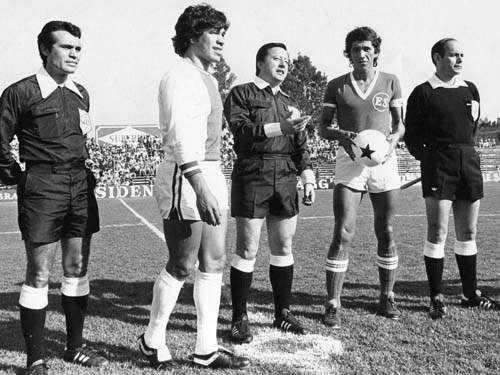 UniformesSelec1's tweet photo. 18 Diciembre 1979.
Estadio Municipal, Texcoco, México.
México 1 - 1 EL Salvador.

¡¡Por fin una foto de este partido!!

¿Reconocen a los capitanes? https://t.co/dpDO2TfeZV
