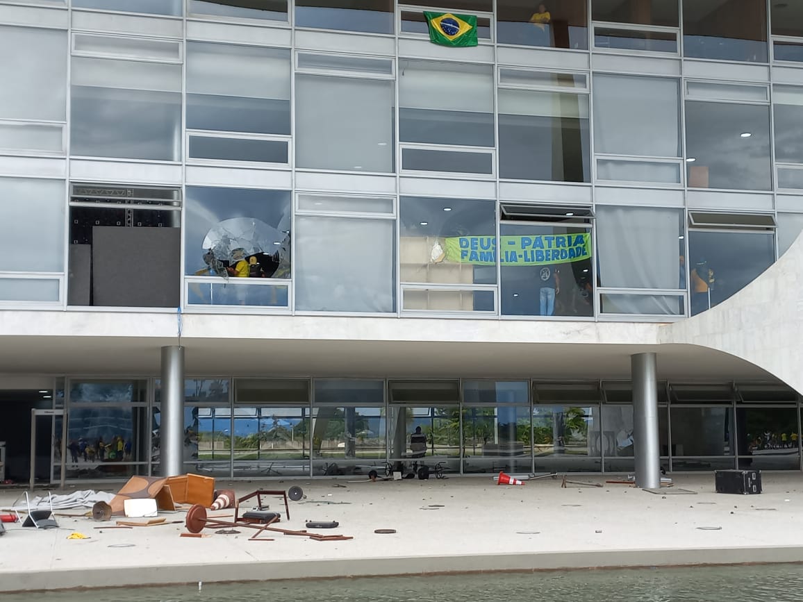 Metropoles's tweet photo. Imagens dos atos antidemocráticos e criminosos em Brasília. https://t.co/f1DHlr3gBK