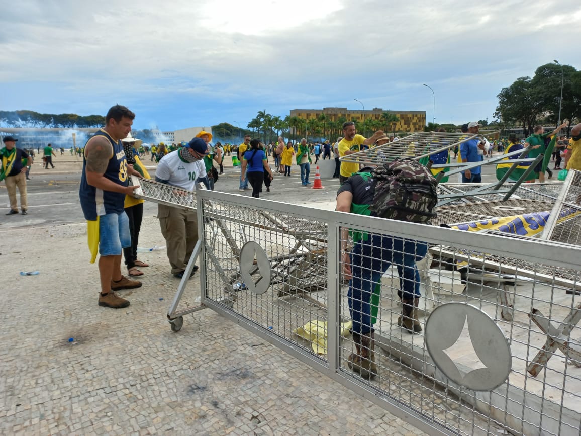 Metropoles's tweet photo. Imagens dos atos antidemocráticos e criminosos em Brasília. https://t.co/f1DHlr3gBK