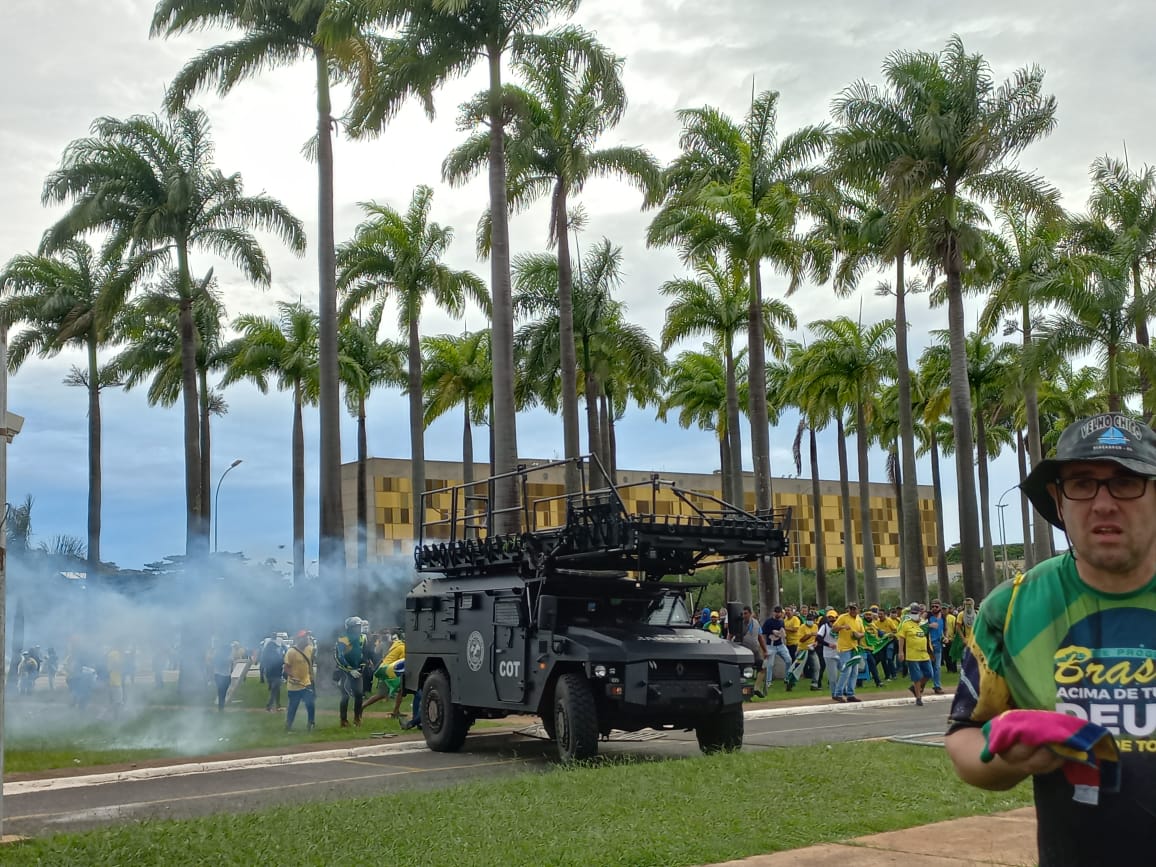 Metropoles's tweet photo. Imagens dos atos antidemocráticos e criminosos em Brasília. https://t.co/f1DHlr3gBK