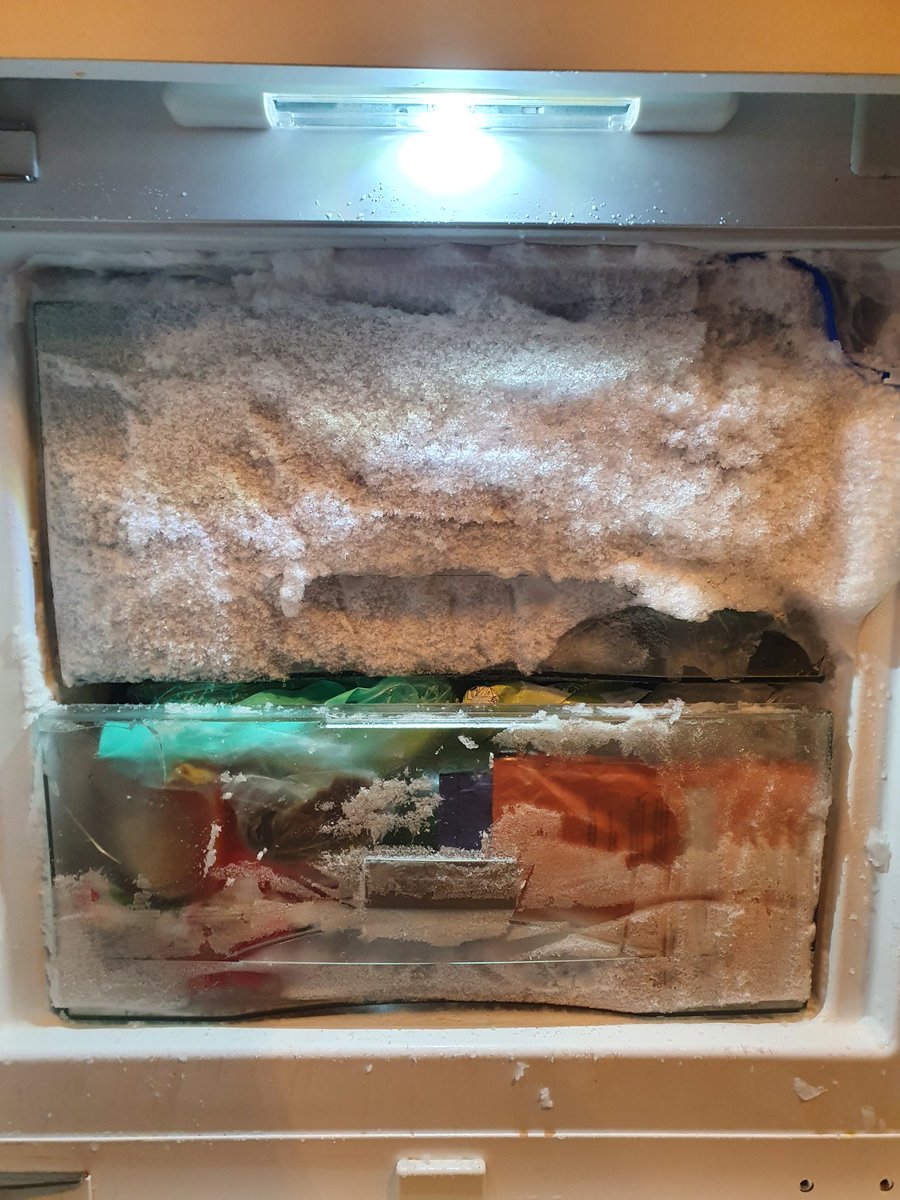 LukeWithK's tweet photo. Heute in "Tolle Überraschungen nach dem Urlaub": Der nicht komplett geschlossene Gefrierschrank. Oder auch: Alternative Anwendungen für den Aral Eiskratzer. ❄️ (Oben vor, unten nach Anwendung)

Präsentiert von "Uhh, darf ich jetzt jetzt gewalttätig werden? 😬" @DieFraeulein https://t.co/z40eunopsg
