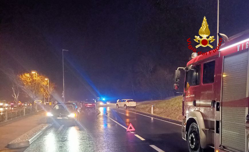 vvfveneto's tweet photo. #8gennaio #Refrontolo(TV), nel tardo pomeriggio, incidente tra cinque auto lungo la SP 38 in Via Crevada: sei feriti lievi. Intervento di soccorso #vigilidelfuoco @SUEM_Veneto #soccorsiquotidiani #allaguidanondistrarti https://t.co/6sDnA4Y48e