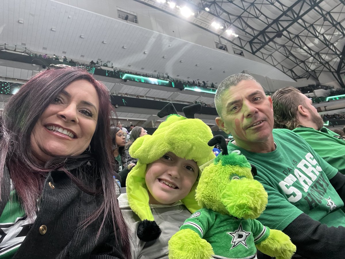 ortiz412's tweet photo. First hockey game for Hayes!!! #TexasHockey https://t.co/1pqJniCAv7