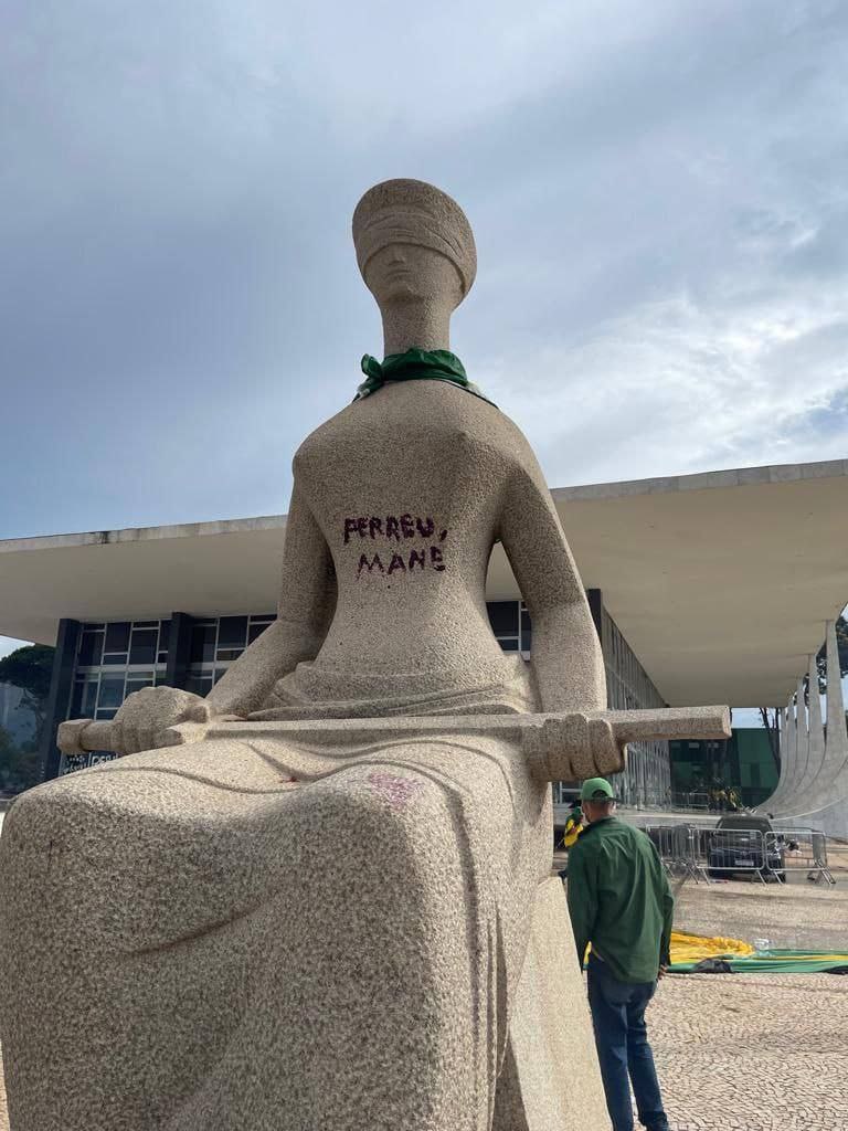 LuckyDuckyBr's tweet image. Estátua da Justiça.
A imagem diz tudo!
#PerdeuMane
#MinisterioDaJustica
#TodoPoderEmanaDoPovo
#STFVergonhaNacional 
#STFOrganizaçãoCriminosa