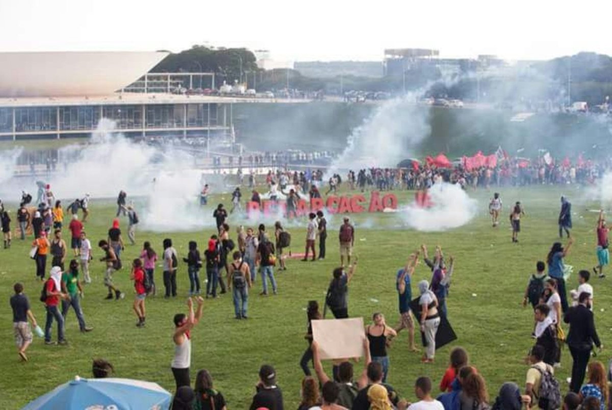 assis_brisa's tweet photo. Em 2016 nós fomos pra lá, manifestar contra o impeachment da Dilma, precisamos fazer habeas corpus pro ônibus chegar em Brasília, não precisamos nem chegar perto do lago já veio cavalaria, bomba, spray, helicóptero e os caralhos

Quem tá financiando?
Quem está acobertando? https://t.co/cRnILa5ivs