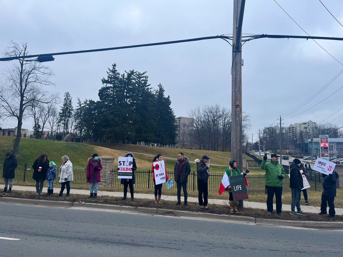 calvi_leon's tweet photo. A few hundred people gathered at the intersection of Oxford and Wonderland in #LdnOnt to show solidarity with women in Iran and to mark the third anniversary of the downing of #FlightPS75 near Tehranโs airport. Four @WesternU students were among the 176 victims. https://t.co/zEziXEGGJz