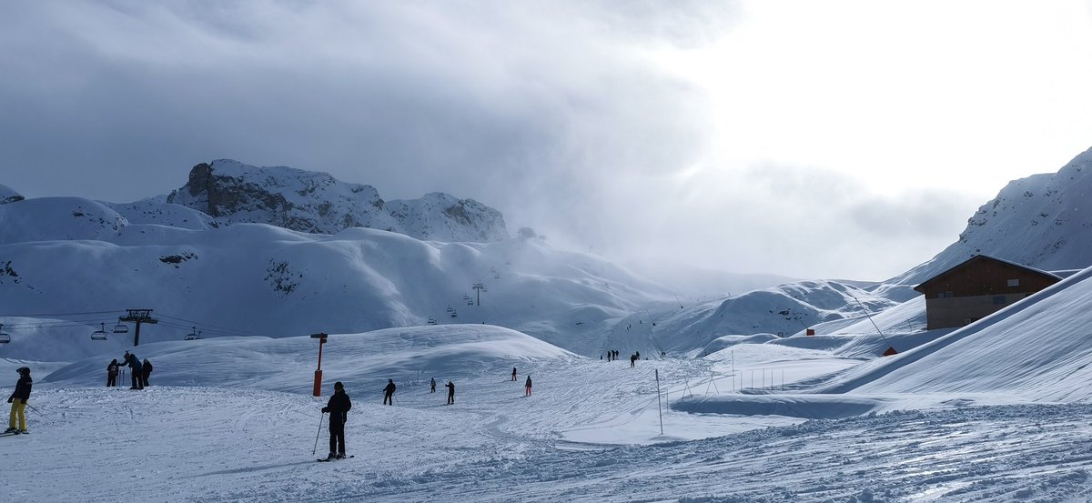 DamonHayward's tweet photo. Perfect way to start the year 💙⛷️ #skiing #laplagne https://t.co/DbhV934XSs