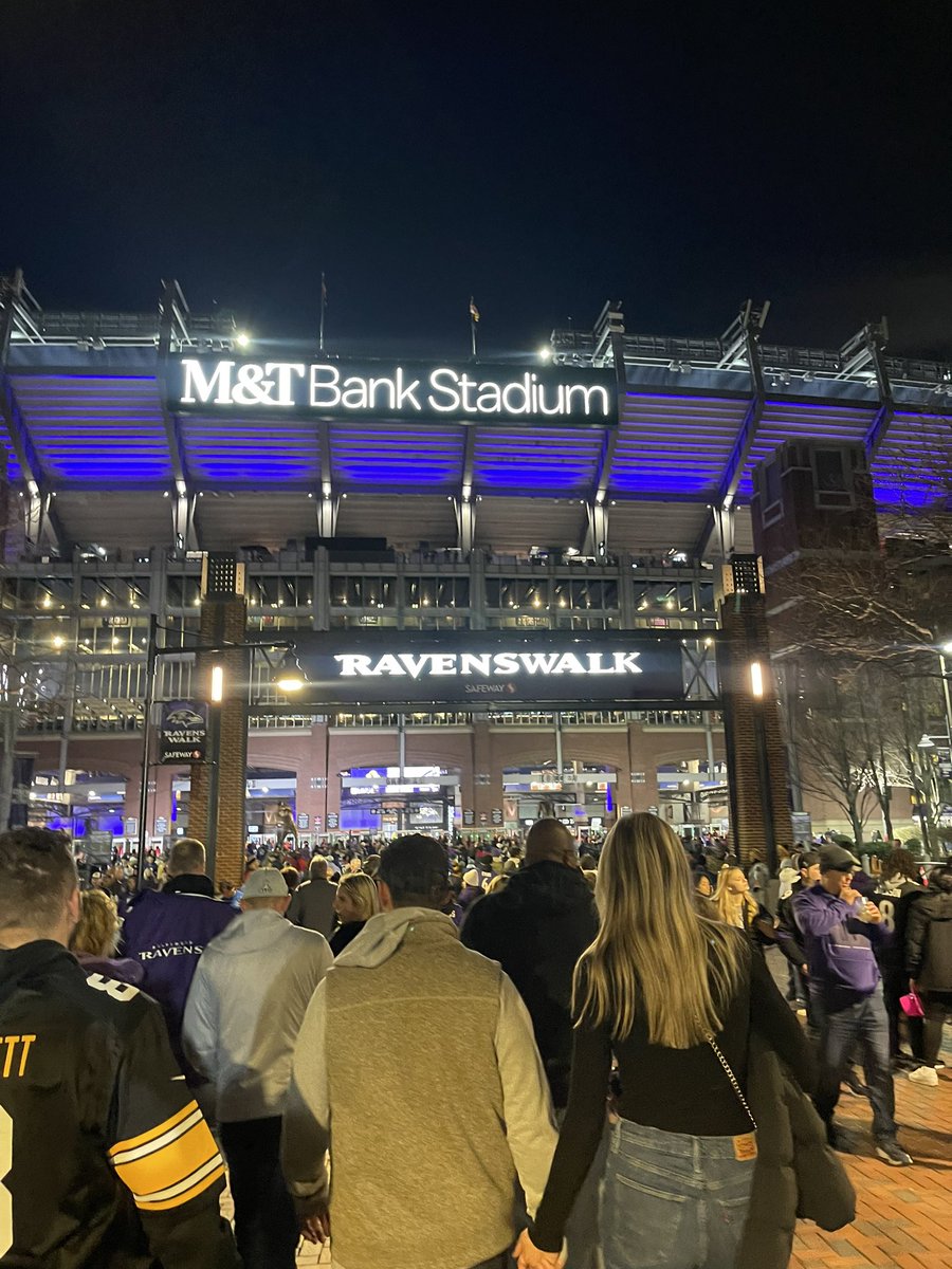 Strictly_MikeyJ's tweet photo. @ELTiiGREE @Ravens @Lj_era8 Finally pulled up to M&amp;T last week too! Smh sat through that depressing loss lol https://t.co/o0UzrKM8e3