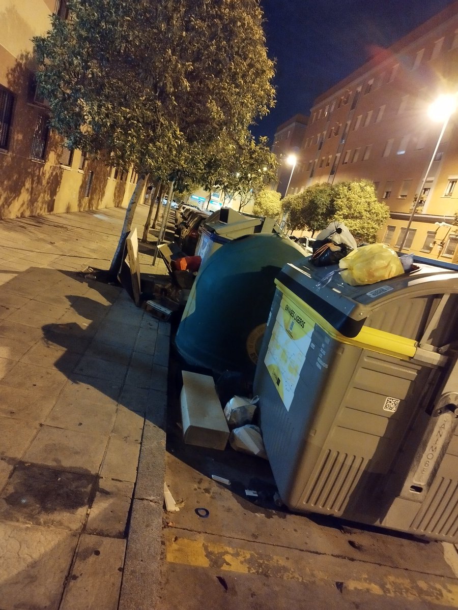 rosa_rubio's tweet photo. @LipasamSevilla Calle Hungría y Chipre. Las aceras de la calle Hungría no se han barrido en meses. https://t.co/M1CWM1MCY1