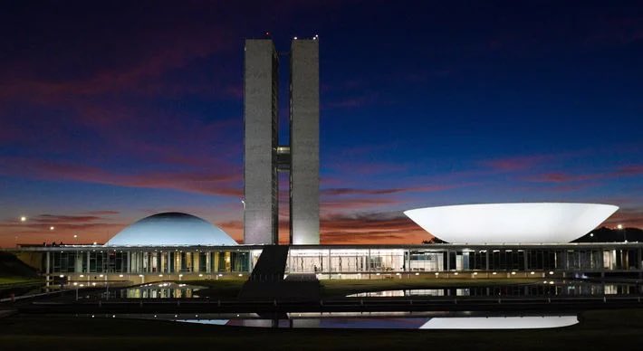 Oscar Niemeyer imaginou uma arquitetura livre de barreiras, de muros e fronteiras. Uma visão poética de uma sociedade livre e responsável. Hoje, esta visão está ameaçada pela ignorância e a violência. #brasil #brasilia #democracia #Niemeyer #arquitectura #invasaocongresso
