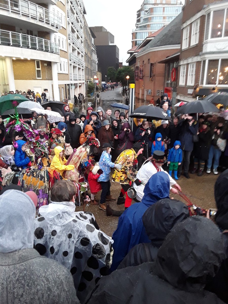 My 197th #PaulAtherton's #ALondonersLondon. Londoners don't stop for rain. Christmas now officially over with #TwelfthNight today join @thelionspart. Cown Pea Queen & Bean King outside @SwanGlobe before heading @georgeinn1677 for Spiced Rum & debauchery
#LetsGuide #UniquelyLondon