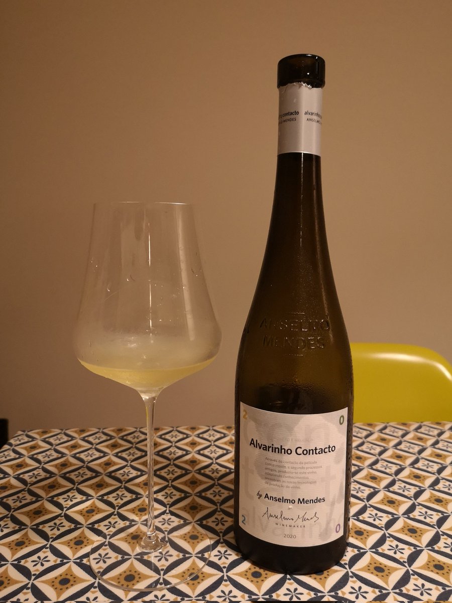 O 2021 ainda está muito fofinho, muito frutadinho, mas este 2020 já começa a entrar na seriedade dos bons Alvarinhos de Melgaço. Uma das melhores rqp da grande distribuição.
#vinho #vinhoverde #melgaço #minho #alvarinho #portugal