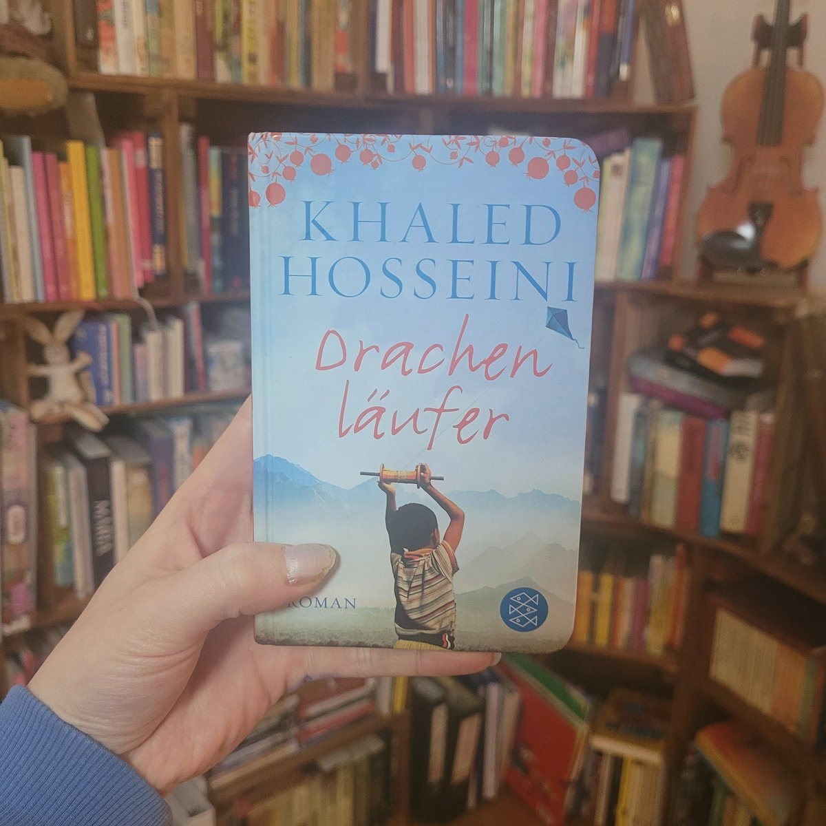 recommended: ⭐️⭐️⭐️⭐️⭐️
Khaled Hosseini erzählt vom Schicksal der beiden Jungen Amir und Hassan und ihrer unglücklichen Freundschaft und spiegelt die Geschichte Afghanistans wider.