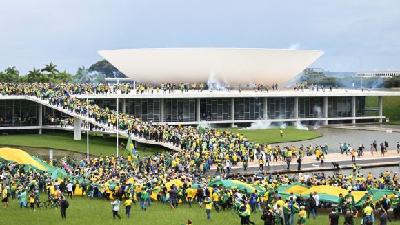 RandyAlonsoFalc's tweet photo. Sea EE.UU o Brasil la ultraderecha es expresión innata de violencia, exclusión, desprecio a los semejantes. Bolsonaristas y trumpistas son de la misma camada.Tras ellos, poderosas fuerzas de las élites económicas y políticas y la connivencia de elementos del estamento militar https://t.co/cS9f0aKTCq