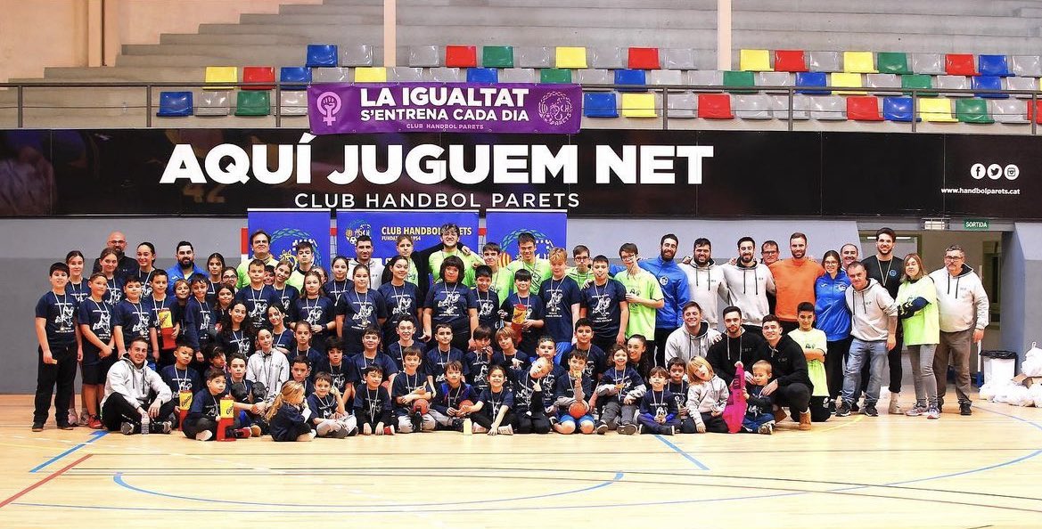 HandbolParets's tweet photo. TORNEIG ESCOLAR| ⚪️🔵

Èxit de la segona trobada escolar d’handbol a Parets

La segona edició de la trobada escolar de minihandbol que organitza el Club Handbol Parets reuneix una seixantena de nens i nens de les escoles del municipi. 

🗞️ https://t.co/x6GUgMonWv https://t.co/XauXyC32l0