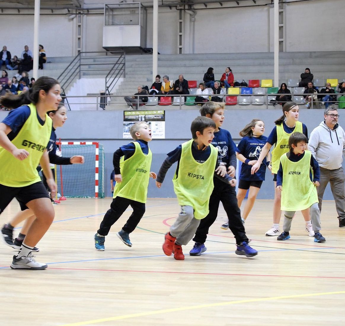 HandbolParets's tweet photo. TORNEIG ESCOLAR| ⚪️🔵

Èxit de la segona trobada escolar d’handbol a Parets

La segona edició de la trobada escolar de minihandbol que organitza el Club Handbol Parets reuneix una seixantena de nens i nens de les escoles del municipi. 

🗞️ https://t.co/x6GUgMonWv https://t.co/XauXyC32l0