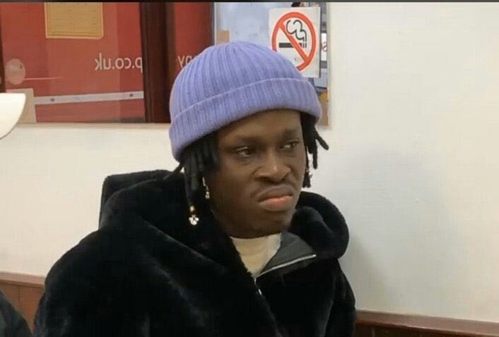 Ayez des parfums de chambre dans vos chambres wallah je vous préviens😂 Parfois quelqu’un entre dans ta chambre et te fait cette regard qui dit tout 😂😭