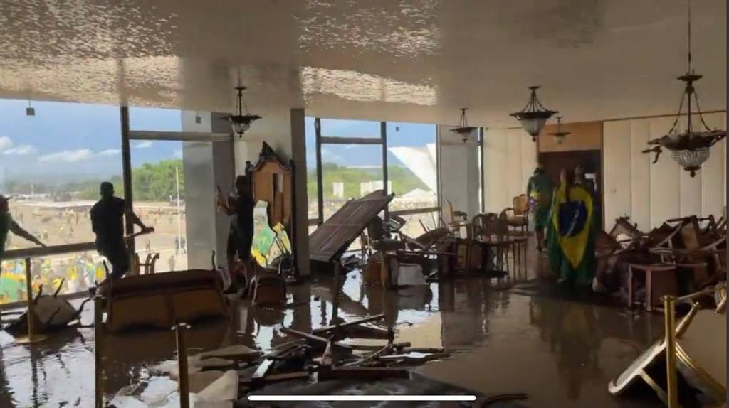 joseantoniokast's tweet photo. La violencia política es inaceptable siempre. A diferencia de otros, nosotros condenamos la violencia que está ocurriendo en Brasil y en cualquier país donde no se respetan las instituciones democráticas.El pueblo brasileño tiene legítimo derecho a protestar, pero sin violencia https://t.co/Mw2TrnuJJM