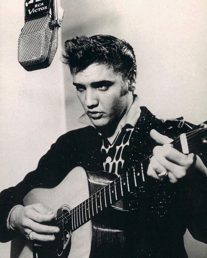 BrianVibberts's tweet photo. Celebrating Elvis Presley’s birthday!

Notice the old RCA 44 microphone. We still use these microphones in the studio often - usually on instruments more than vocals. 😎🎙🎶

@ElvisPresley - Legendary! 

#elvis #elvispresley #elvispresleyfans #elvistcb⚡️ #elvisforever #elvismovie https://t.co/tkqDgOnvHH