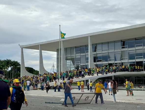 Metropoles's tweet photo. Governadores condenam invasões e disponibilizam policiais estaduais para ajudarem o DF

O Fórum Nacional de Governadores chamou os responsáveis pelas invasões às sedes dos Três Poderes de "manifestantes golpistas"

Leia: https://t.co/ubIR30YdnR https://t.co/TjOhjCEL83
