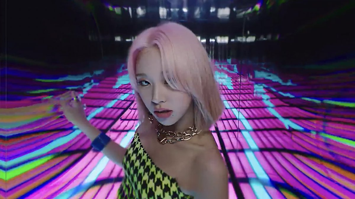 galleryofchaeng's tweet photo. obsessed with this chaeyoung look https://t.co/duktFlz89G