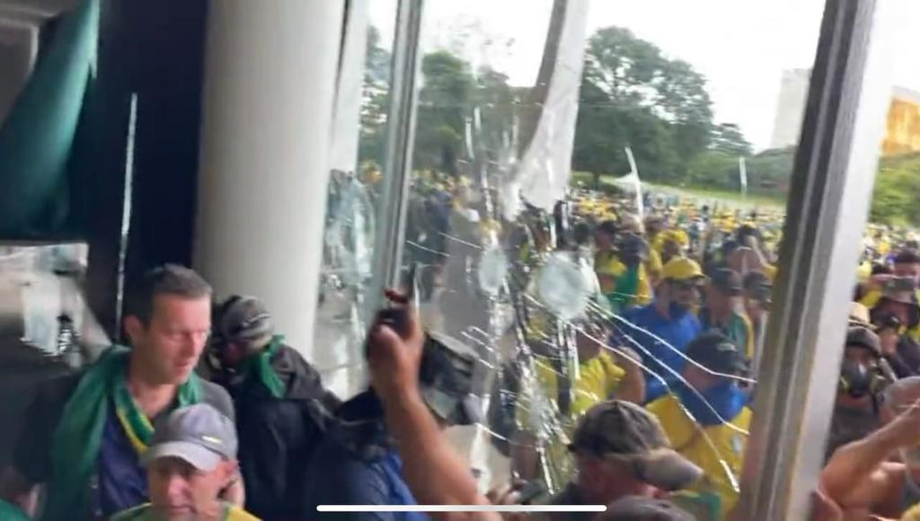 Nicolás Maduro (@nicolasmaduro) on Twitter photo Rechazamos de manera categórica la violencia generada por los grupos neofascistas de Bolsonaro que han asaltado las instituciones democráticas del Brasil. Nuestro respaldo a <a href="/LulaOficial/">Lula</a> y al pueblo brasileño que seguramente se movilizará en defensa de la Paz y de su presidente. Rechazamos de manera categórica la violencia generada por los grupos neofascistas de Bolsonaro que han asaltado las instituciones democráticas del Brasil. Nuestro respaldo a <a href="/LulaOficial/">Lula</a> y al pueblo brasileño que seguramente se movilizará en defensa de la Paz y de su presidente.
