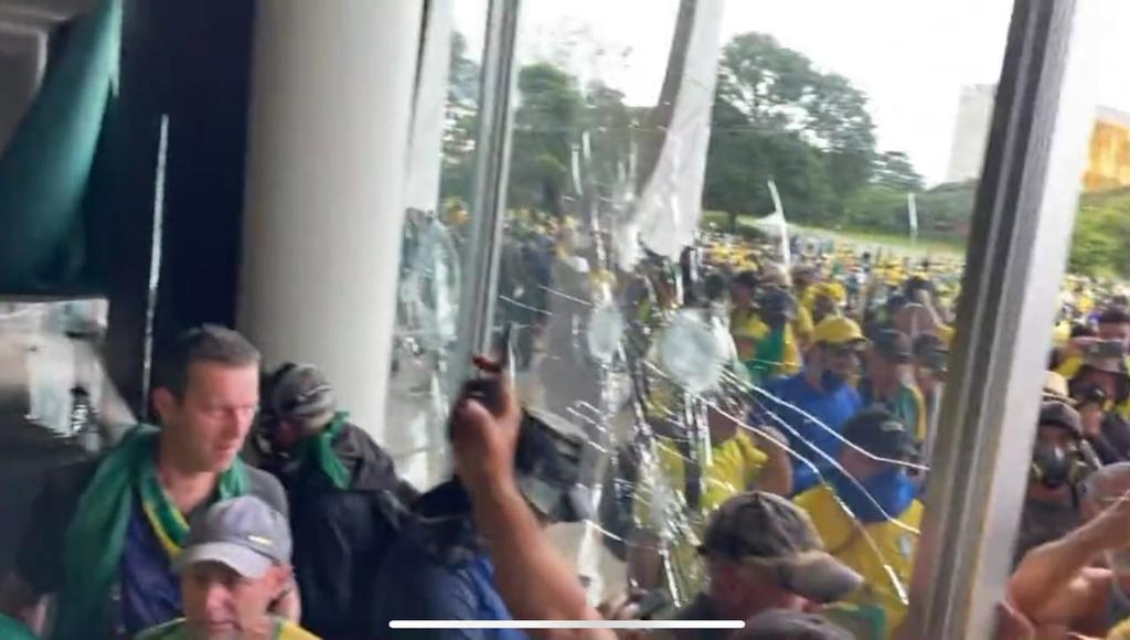 Rechazamos de manera categórica la violencia generada por los grupos neofascistas de Bolsonaro que han asaltado las instituciones democráticas del Brasil. Nuestro respaldo a @LulaOficial y al pueblo brasileño que seguramente se movilizará en defensa de la Paz y de su presidente.