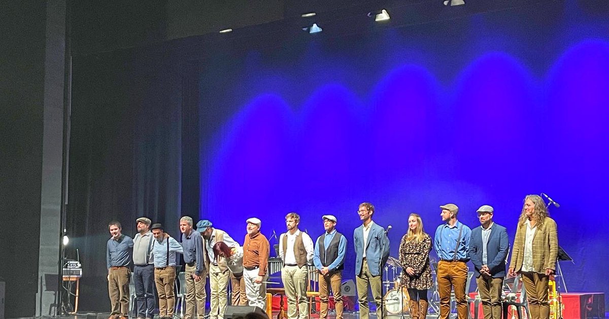 miquelaige's tweet photo. Gran Concert-Relat de Reixos a #balaguer a càrrec de la #cobla #laflamadefarners i la cantant i actriu #neusmar i estrena de la #sardana l’Harpia de Balaguer de #barvaraardanuy. Ha estat espectacular.
𝐅𝐄𝐋𝐈𝐂𝐈𝐓𝐀𝐓𝐒 𝐀 𝐓𝐎𝐓𝐇𝐎𝐌!!! https://t.co/n9lFV5X2rZ