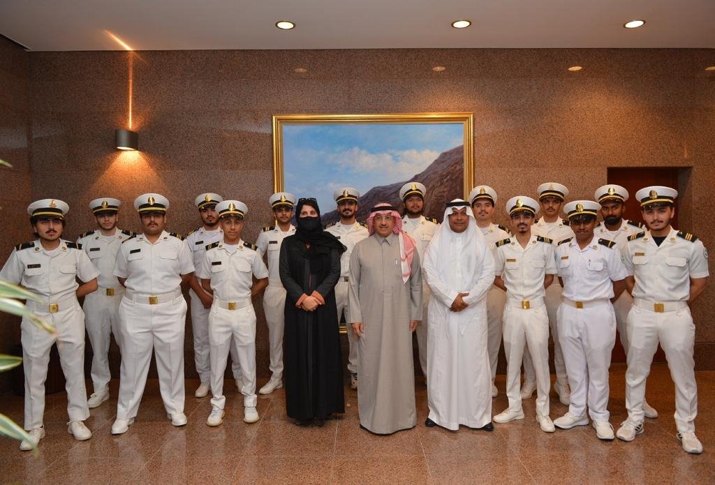 صورة تذكارية جمعت معالي وزير التعليم ورئيسة جامعة الملك عبدالعزيز المكلفة مع طلاب كلية الدراسات البحرية