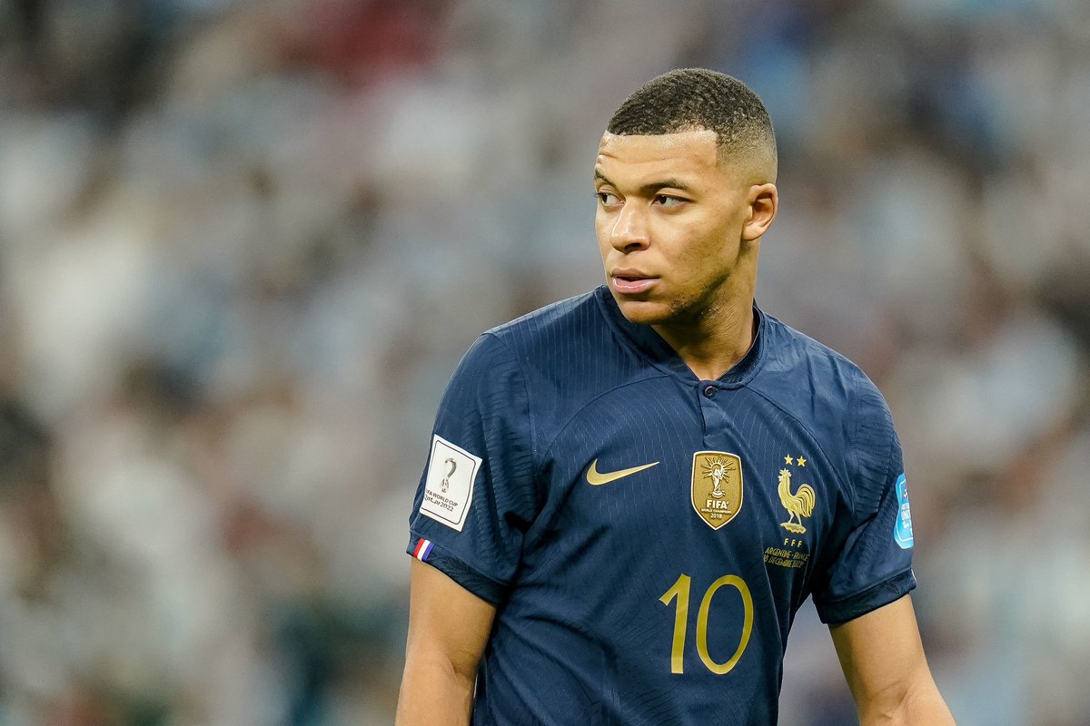 🚨🚨 Kylian Mbappé sur Twitter sur Noël Le Graët : 

« Zidane c’est la France, on manque pas de respect à la légende comme ça… 🤦🏽‍♂️ »