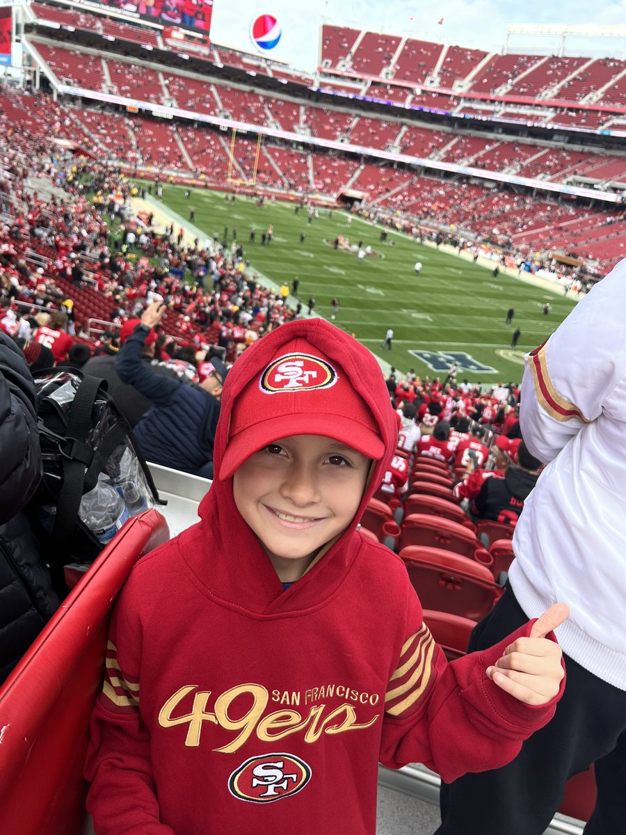 JoeNels93652951's tweet photo. #FTTB #hisfirstgame https://t.co/eY8Imrn8wh