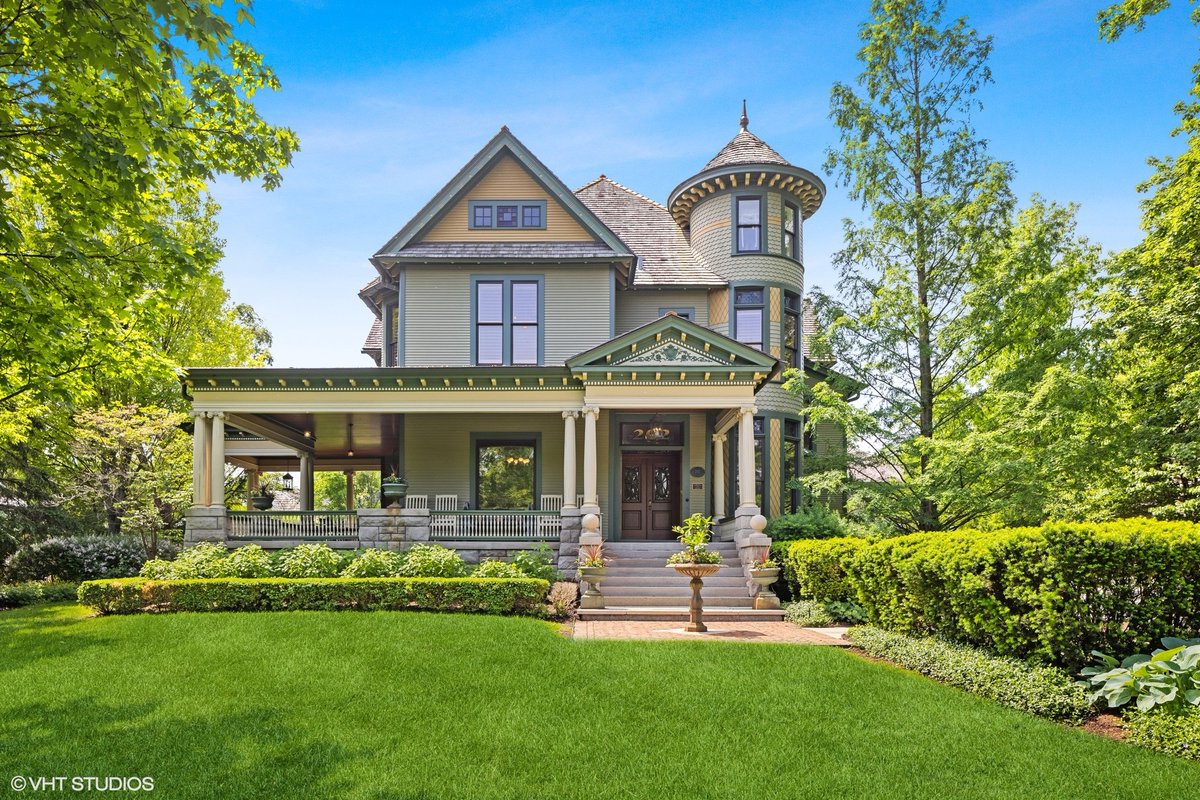 MarkBPeterson's tweet image. 3rd area of 23 - let's take a trip the suburbs of Chicago and the Village of Hinsdale. The town has a quaint downtown and historic architecture like this home and combines it with modern luxury upgrades. 6 BD | 4BA &amp;amp; 2 Half BA | $3,295,000
ow.ly/mgWT50MkTBl

#compasschicago