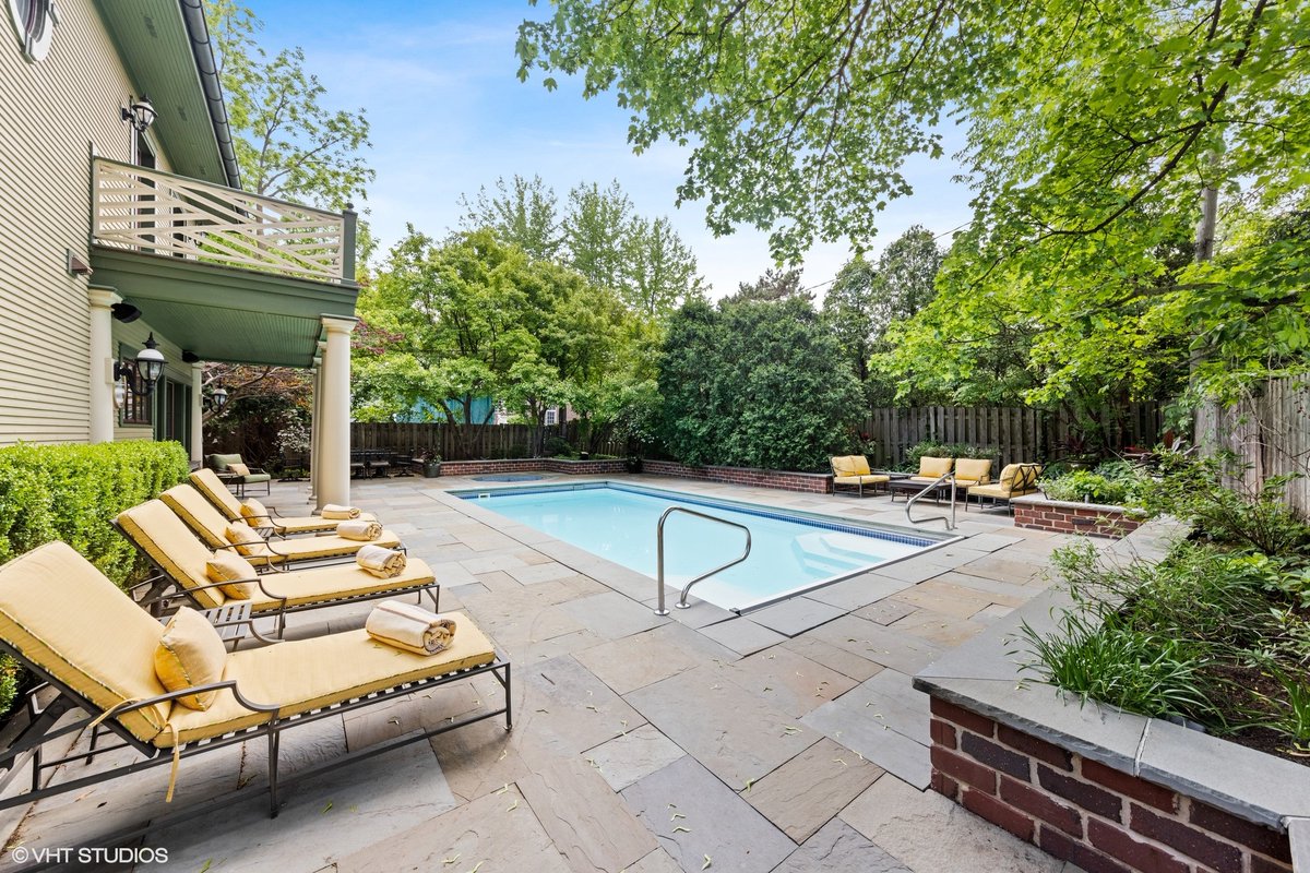 MarkBPeterson's tweet image. 3rd area of 23 - let's take a trip the suburbs of Chicago and the Village of Hinsdale. The town has a quaint downtown and historic architecture like this home and combines it with modern luxury upgrades. 6 BD | 4BA &amp;amp; 2 Half BA | $3,295,000
ow.ly/mgWT50MkTBl

#compasschicago