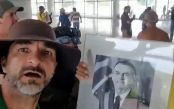 Metropoles's tweet photo. No Planalto, bolsonaristas depredam galeria de presidentes da República

Extremistas arrancaram quadros de ex-presidentes e posaram ao lado do quadro de Bolsonaro, o chamando de “herói”

Leia: https://t.co/1ei9bimIWD https://t.co/nkQJLgSLZR