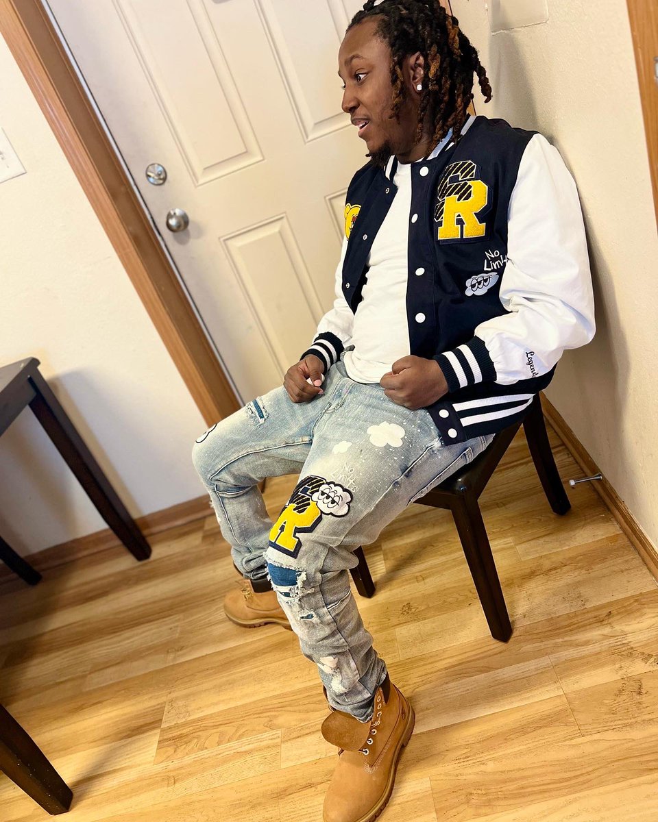 FLilclout's tweet photo. 25 and I’m on top of everything 💯 https://t.co/0vaOUCGSGd