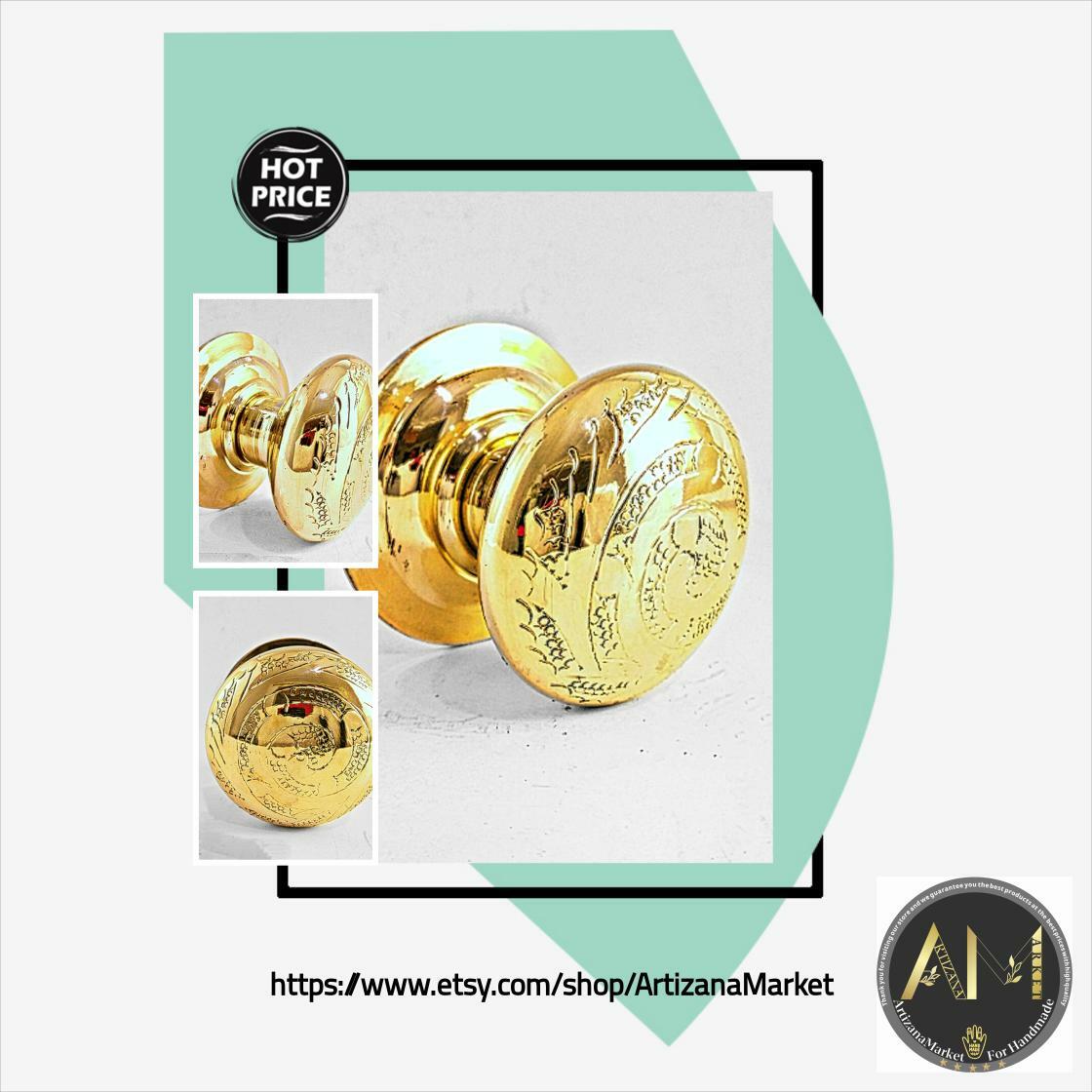 ArtizanaMarket's tweet image. Antique Brass Door Handle golden balloon,engraved Handmade with spherical Handle,Traditional Style for Wooden Doors,Glass Doors,Iron Doors etsy.com/listing/137361…
 #DoorKnob #KnobsForDresser