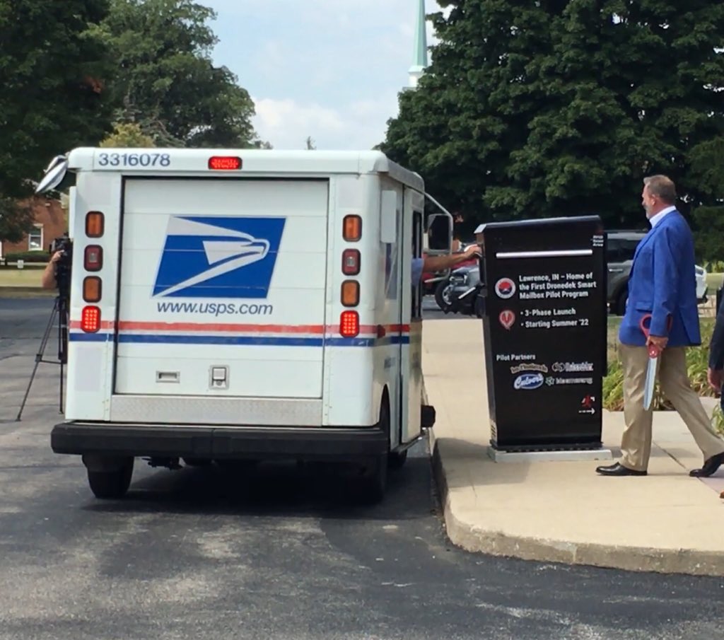 arrive_ai's tweet photo. Local @usps carriers in Lawrence, Indiana made their first #historic #delivery of First-Class #mail to a Dronedek #smartmailbox six months ago today πͺ
Itβs an exciting time to be part of the Dronedek community!
Read more below π https://t.co/RU9OAasZVG