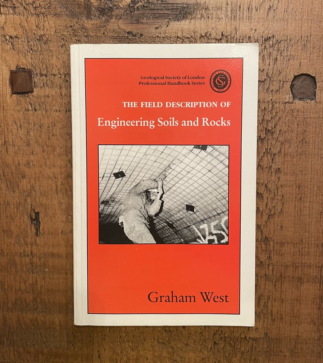 Supernezzmac's tweet photo. Nice little loft find from 1992, while putting the Christmas decorations away for another year🎄😍

#fieldwork #soil #rock #descriptions #engineering #geology #handbook @LimitedGeol @GeolSoc https://t.co/5ZPLHSGmyU