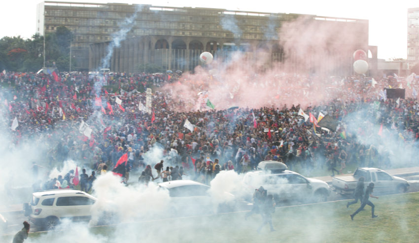 CavichiniPablo's tweet photo. Manifestação pelo Fora Temer, Brasília, 2016.

Só por chegarmos a uns 500 metros do Congresso, sofremos com mais de 4 horas de repressão, lembro que a PM tacou tanta bomba de gás na gente que até acabaram as granadas de Brasília.

Temer convocou o Exército pq não tinha mais gás. https://t.co/qhQKtZATBT