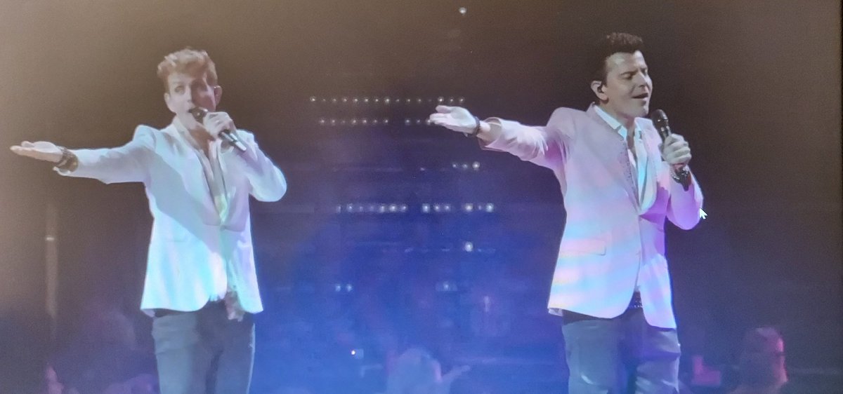 Lisa1979Marie's tweet photo. Love some #Joedan and If You Go Away. Pretty in pink @joeymcintyre & #JordanKnight ๐
@NKOTB #TheMixtapeTour ๐คโค๏ธโพ๏ธ๐ซ https://t.co/XDTj4QdWQZ