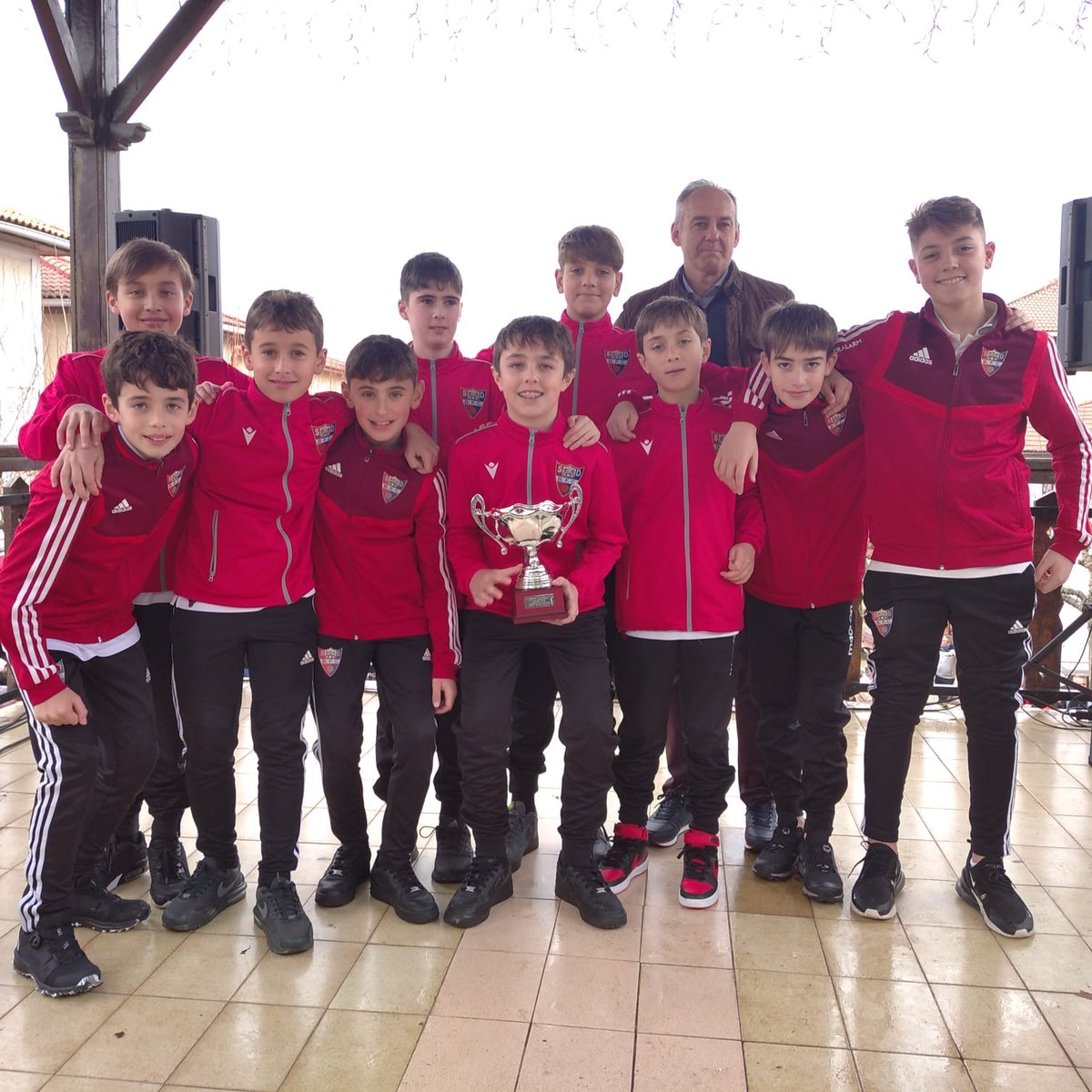 TORNEO ALUBIA CUP 2023

Estimados ikhobazales,

Hoy ha continuado celebrándose en los campos de Las Cármenes Barria de La Arboleda la X edición del Torneo Alubia Cup 2023 en categoría Alevín 2011.

Hoy se han disputado las fases finales y se han llevado a cabo la entregas de