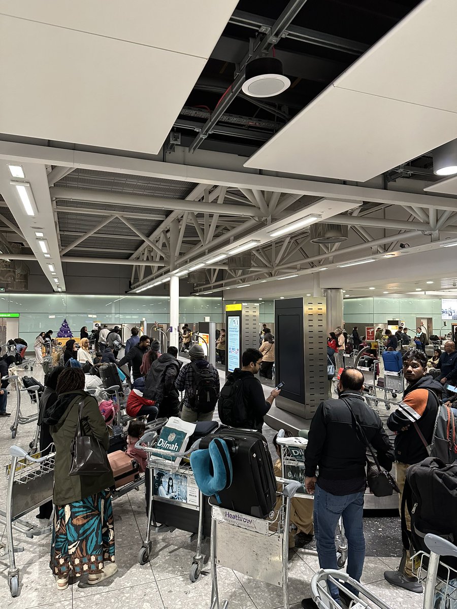 henrymorley's tweet photo. @HeathrowAirport Here’s a photo @HeathrowAirport - waiting over 2hrs for our bags in T3. Well done you guys 👏 https://t.co/WquJTHCB62