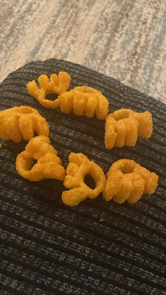 landroverbob's tweet photo. @walkers_crisps this is what we get in a “bag” of monster munch! No wonder I don’t buy them anymore, these were on a deal in aldi otherwise I wouldn’t bother. 20g! https://t.co/8rBIRTRIrx