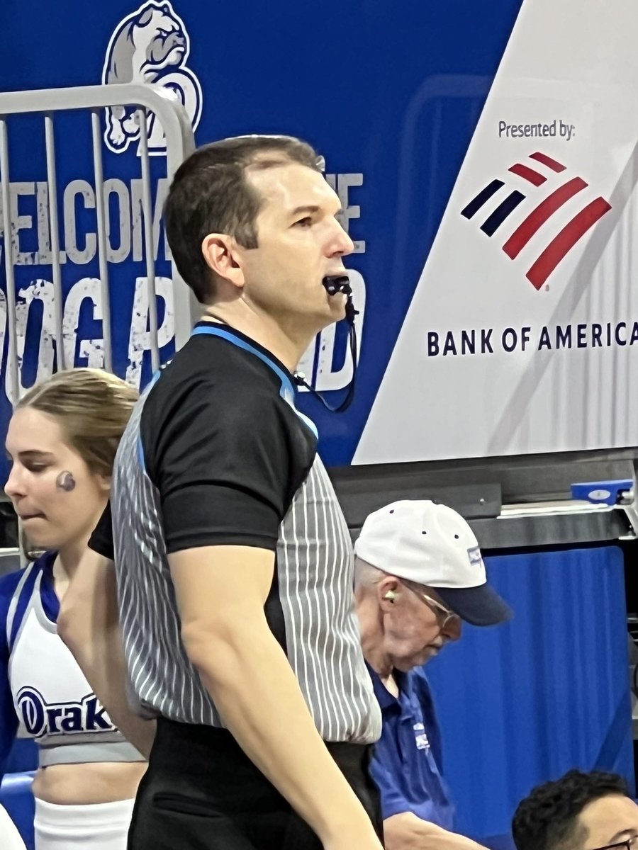 vandeventert's tweet photo. @Hassel_Chris Doing a little double duty at the @DrakeWBB basketball game? https://t.co/Tx2t3uzLsu