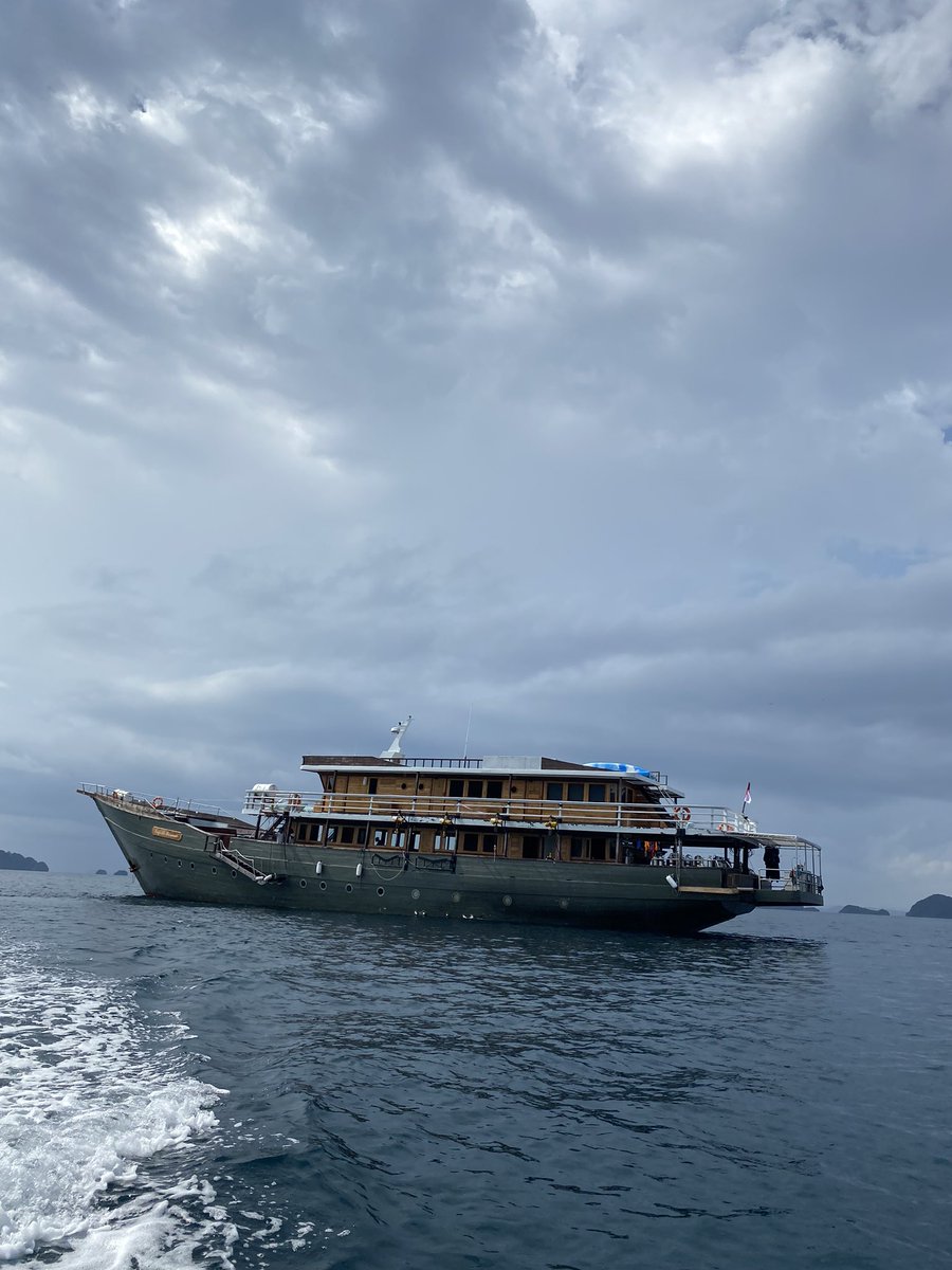 joewannabeer's tweet photo. First live aboard experience. What a trip! Incredible scenery and marine life. https://t.co/EciNNuWeqb