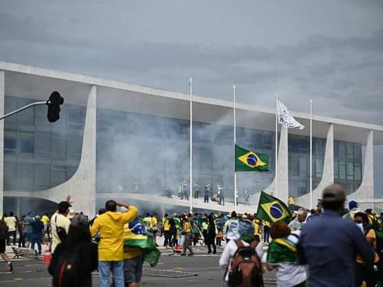 Rechazamos los actos violentos y antidemocráticos que ocurren en #Brasil, con el objetivo de generar caos e irrespetar la voluntad popular expresada con la elección del presidente <a href="/LulaOficial/">Lula</a>.
#NoAlGolpeEnBrasil 
#DeZurdaTeam 
<a href="/DeZurdaTeam_/">DeZurdaTeam 📳</a>