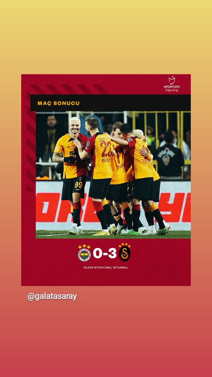 Yürüyoruz sessiz ve kederli nevizade geceleri 💛❤️